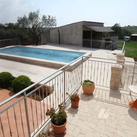 Holiday House Bilic 211 Golas