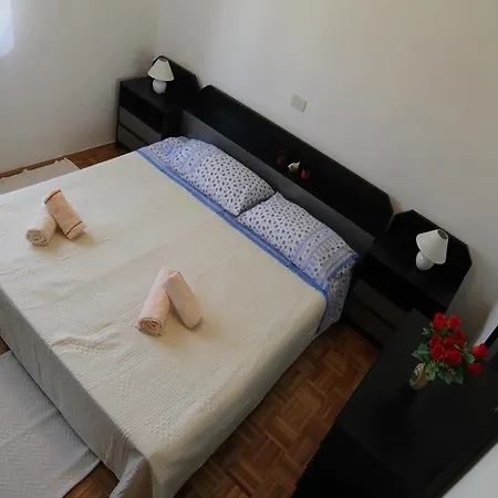 Holiday House Bilic 211 Golas